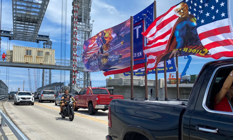 Hundreds drive from Hialeah to Palm Beach to support Trump after FBI search